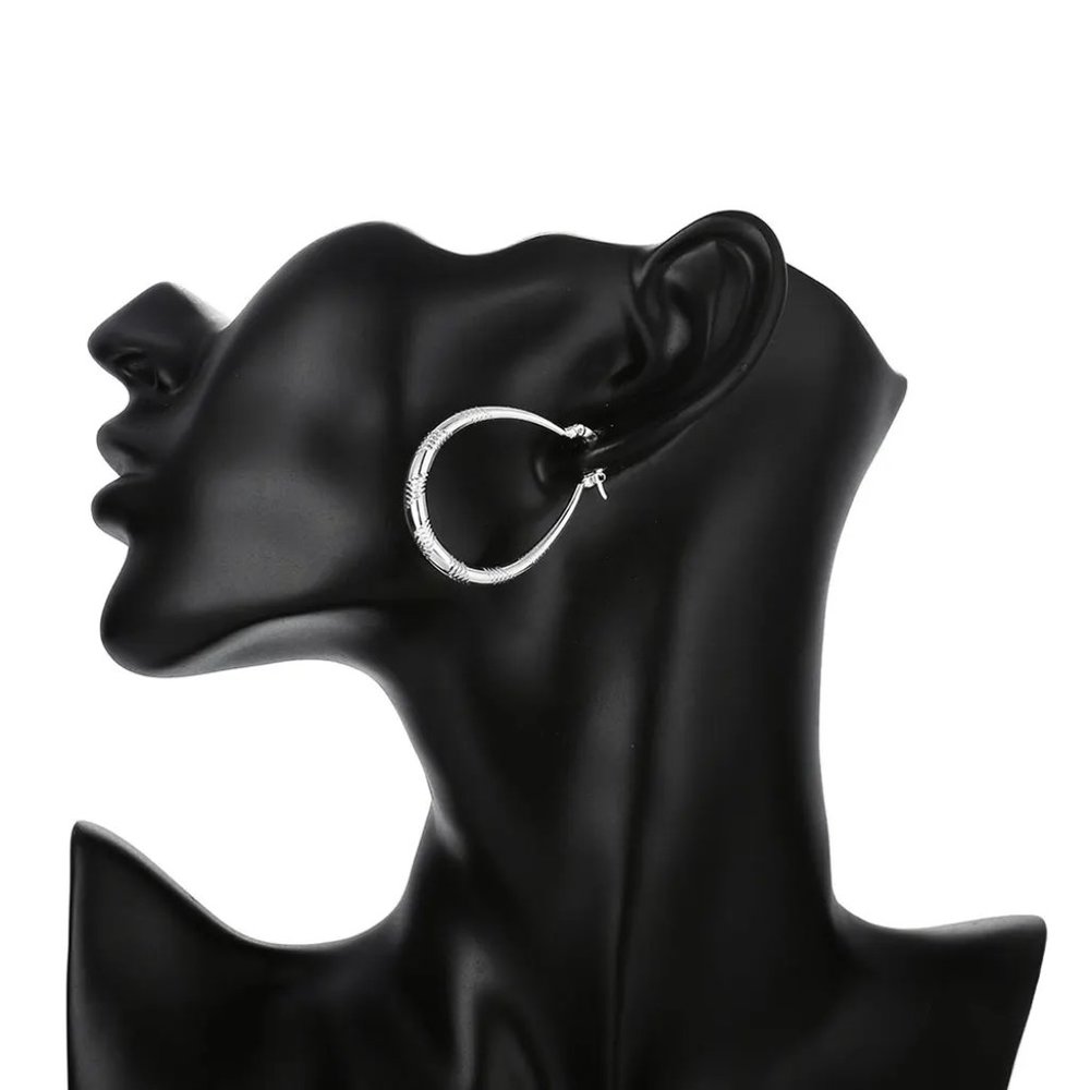 Gorgeous .925 Sterling Silver Oval Hanging Hoop Earrings With Pattern - Picture 10 of 11